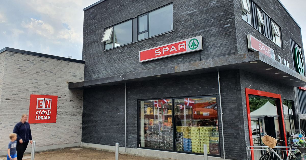 smiling-people-infornt-of-a-computer