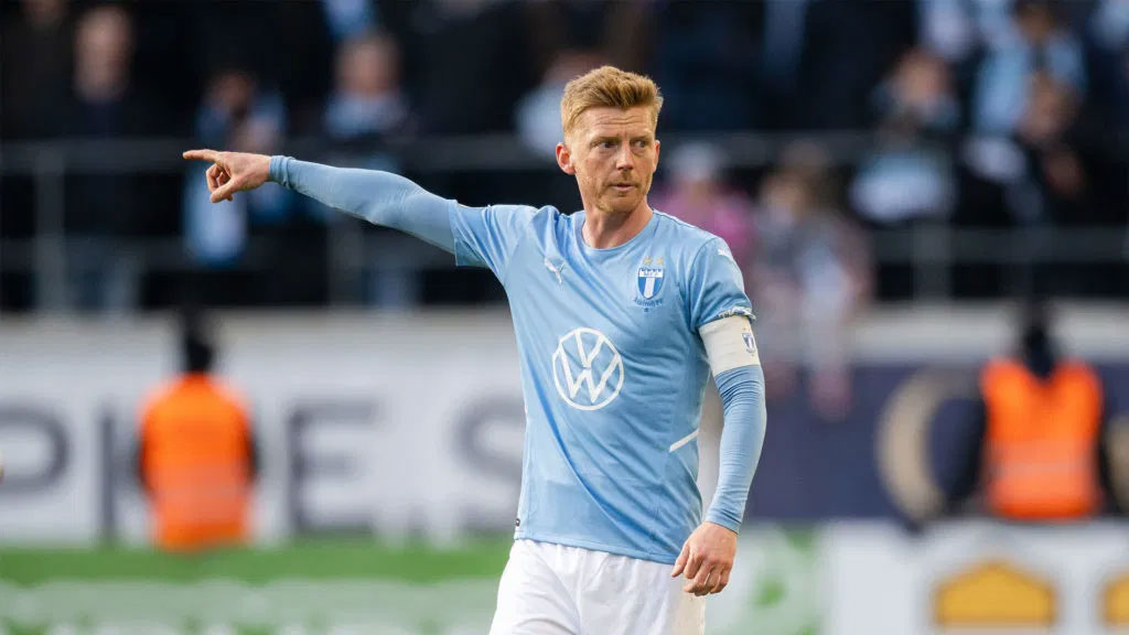 smiling-people-infornt-of-a-computer