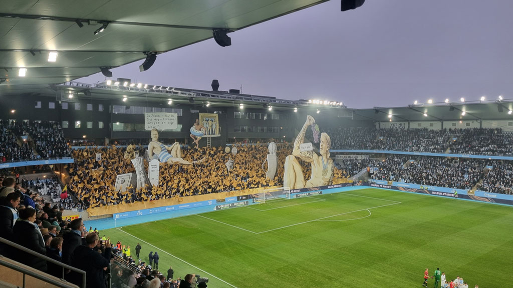 smiling-people-infornt-of-a-computer