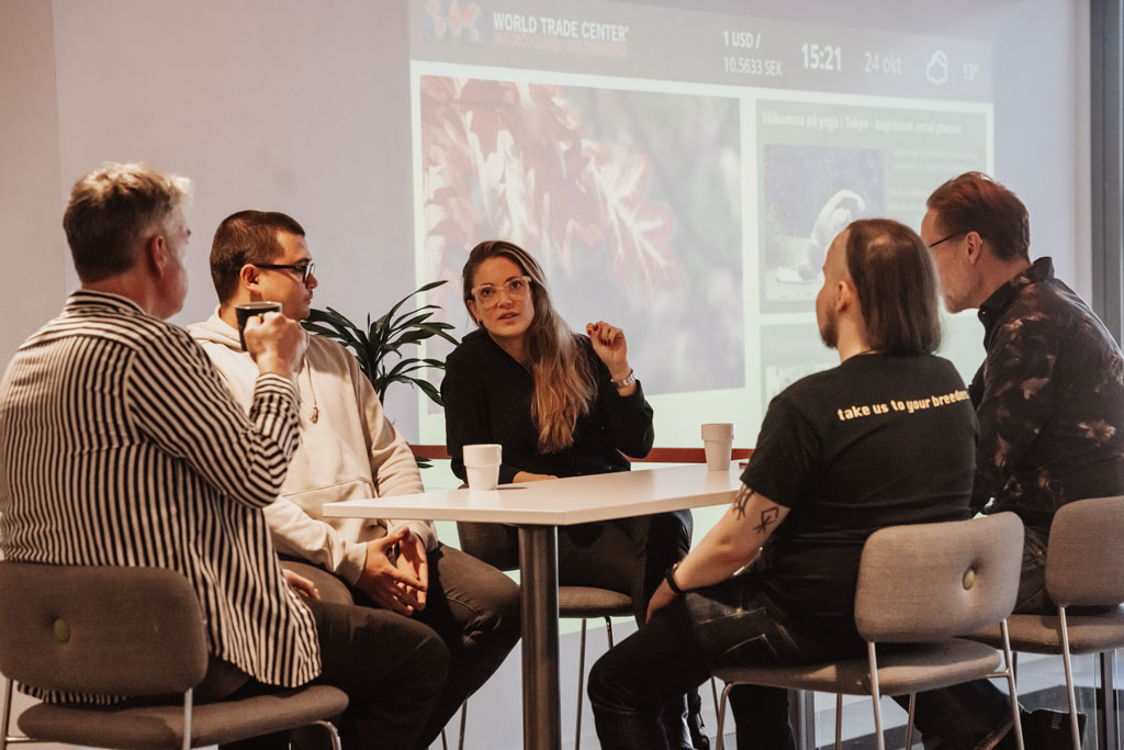 laptop-on-a-table-in-the-window