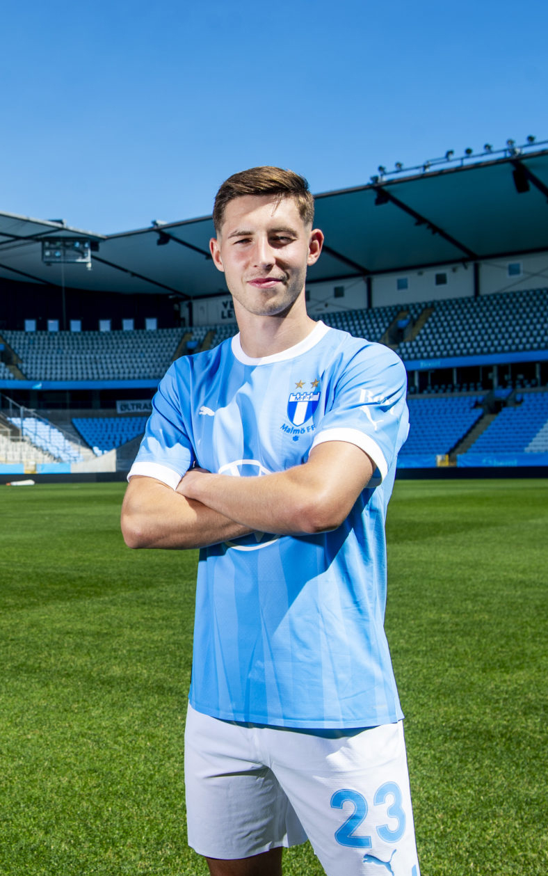 smiling-people-infornt-of-a-computer