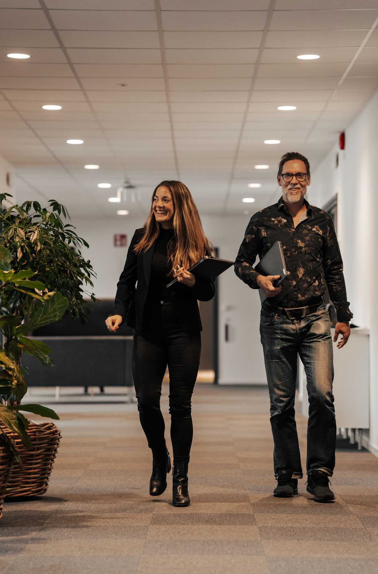 laptop-on-a-table-in-the-window